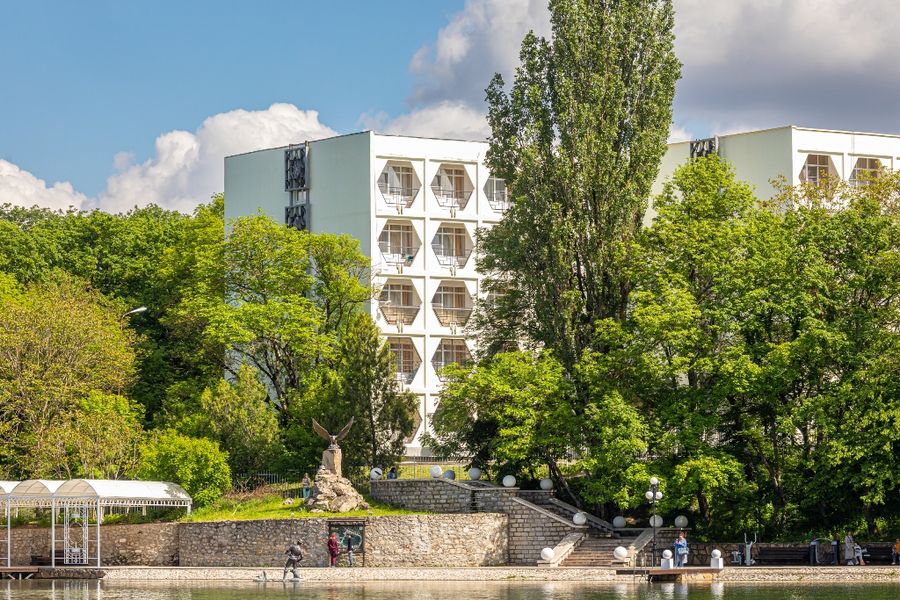 Корпуса санатория на берегу Курортного озера — фото 1